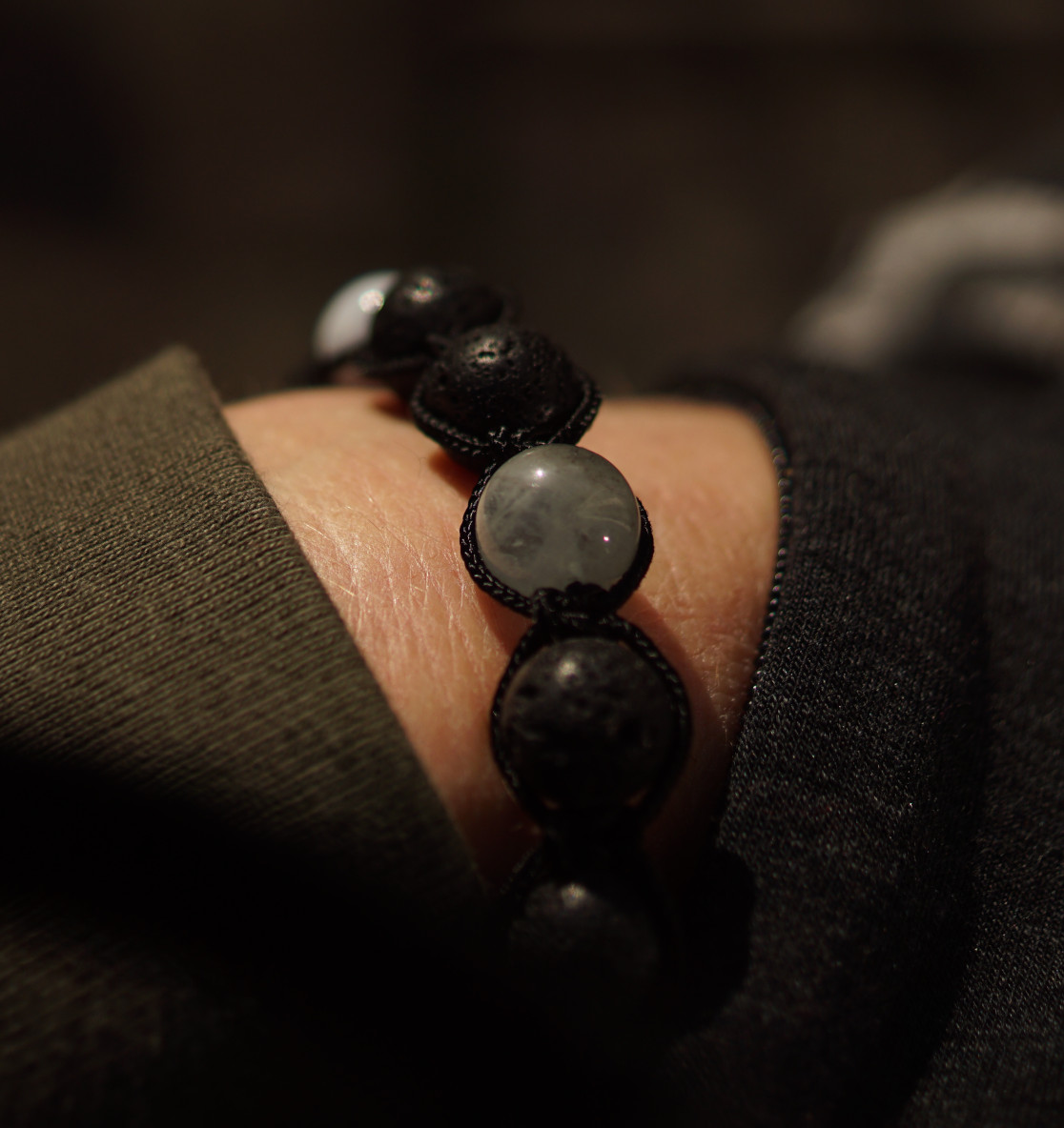 Das Aquamarin Lava Armband ist ein maritimes Armband fürs Meer mit echten Aquamarin Edelsteinen. Ein besonderes martimes Geschenk!