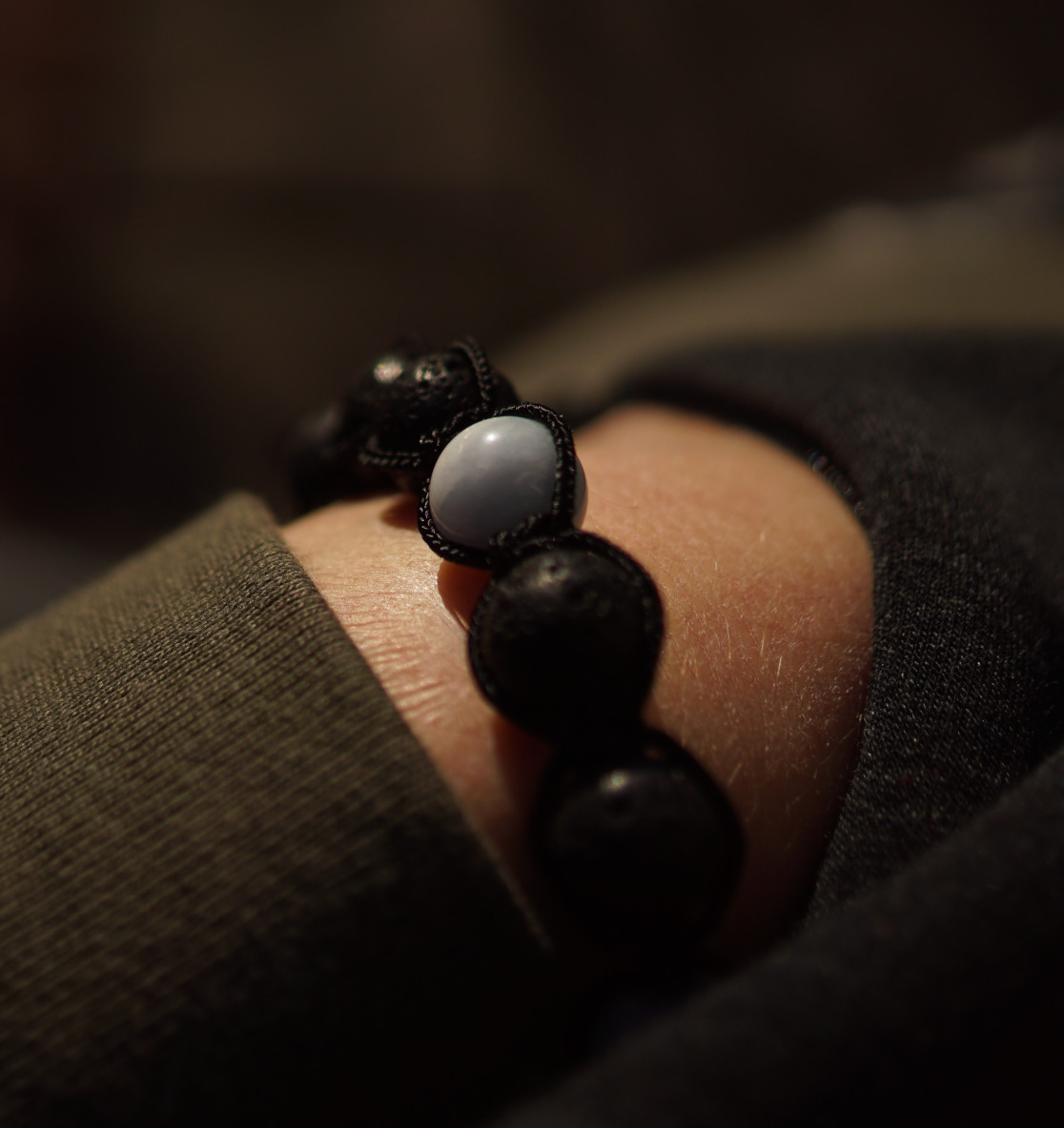 Das Aquamarin Lava Armband ist ein maritimes Armband fürs Meer mit echten Aquamarin Edelsteinen. Ein besonderes martimes Geschenk!
