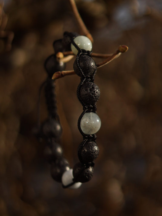 Das Aquamarin Lava Armband ist ein maritimes Armband fürs Meer mit echten Aquamarin Edelsteinen. Ein besonderes martimes Geschenk!