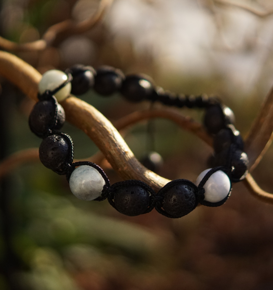 Das Aquamarin Lava Armband ist ein maritimes Armband fürs Meer mit echten Aquamarin Edelsteinen. Ein besonderes martimes Geschenk!