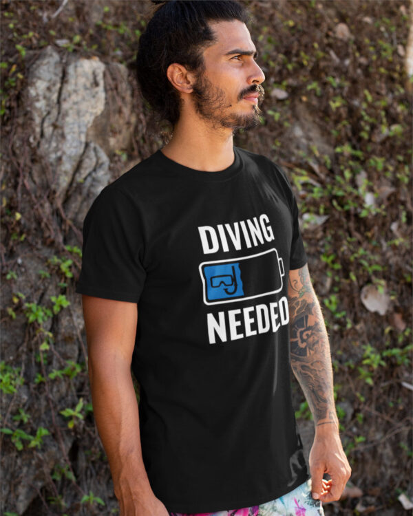Tauchen ist ein tolles Hobby. Das diving needed T-Shirt zeigt genau das.
