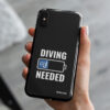 Diving Needed Taucher Handyhülle - ein tolles Geschenk für Taucher, Tauch Freunde und Tauch Freunde. Taucher Handyhülle für Apple iPhone, Google, Samsung, Xiaomi und viele Handymodelle mehr.