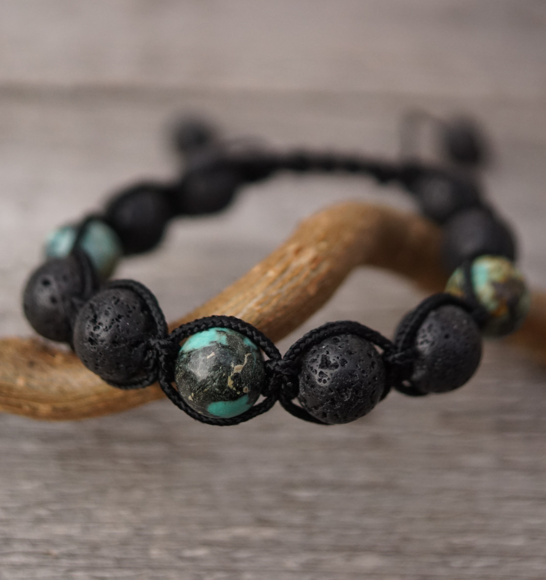 Das Evolution Lava Armband mit Türkis Perlen ist ein maritimes Armband fürs Reisen mit echten Türkis Edelsteinen. Tierschutz Armbänder und Meeresschutz Schmuck hier bestellen!