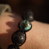Das Evolution Lava Armband mit Türkis Perlen ist ein maritimes Armband fürs Reisen mit echten Türkis Edelsteinen. Tierschutz Armbänder und Meeresschutz Schmuck hier bestellen!