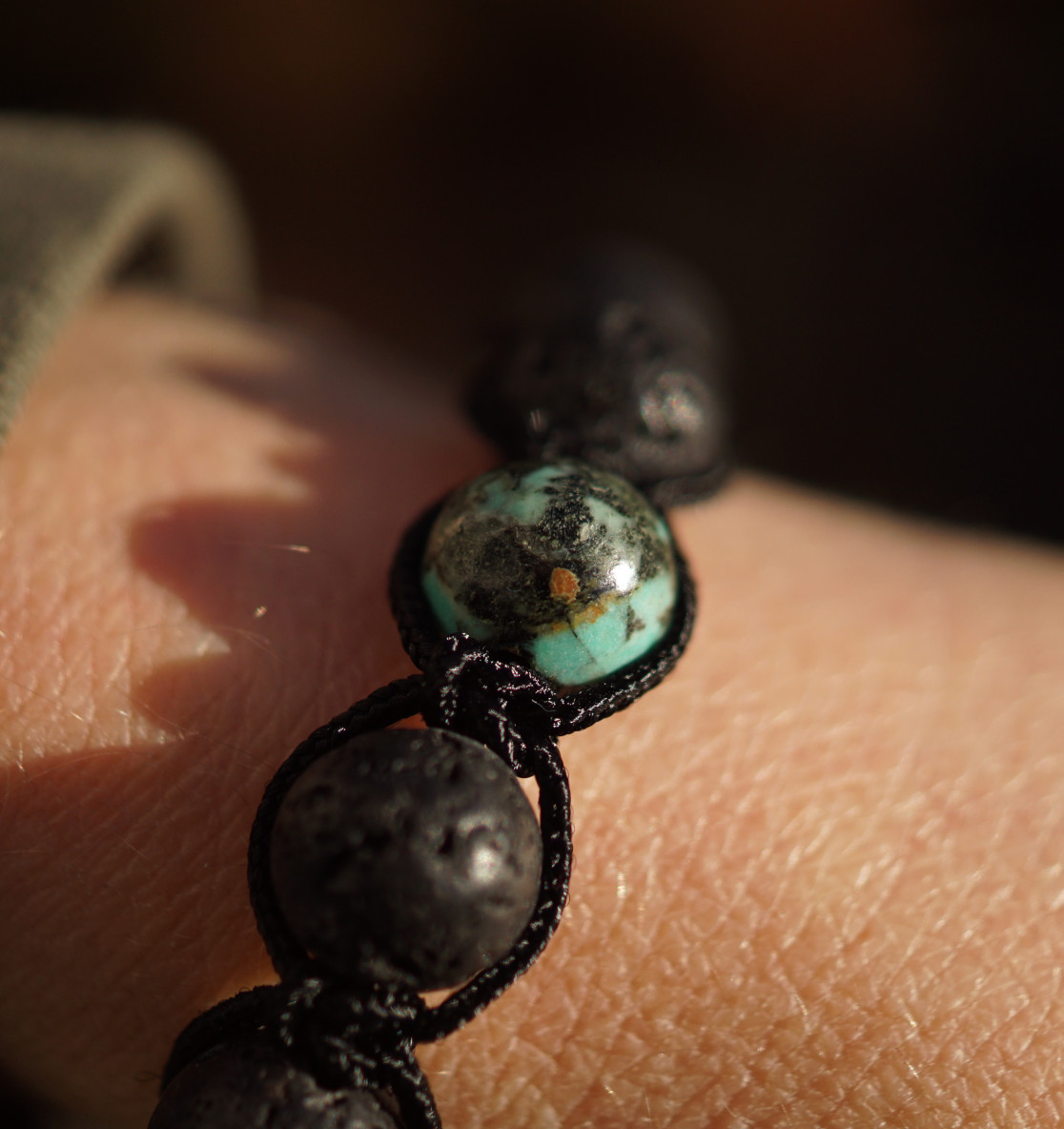 Das Evolution Lava Armband mit Türkis Perlen ist ein maritimes Armband fürs Reisen mit echten Türkis Edelsteinen. Tierschutz Armbänder und Meeresschutz Schmuck hier bestellen!