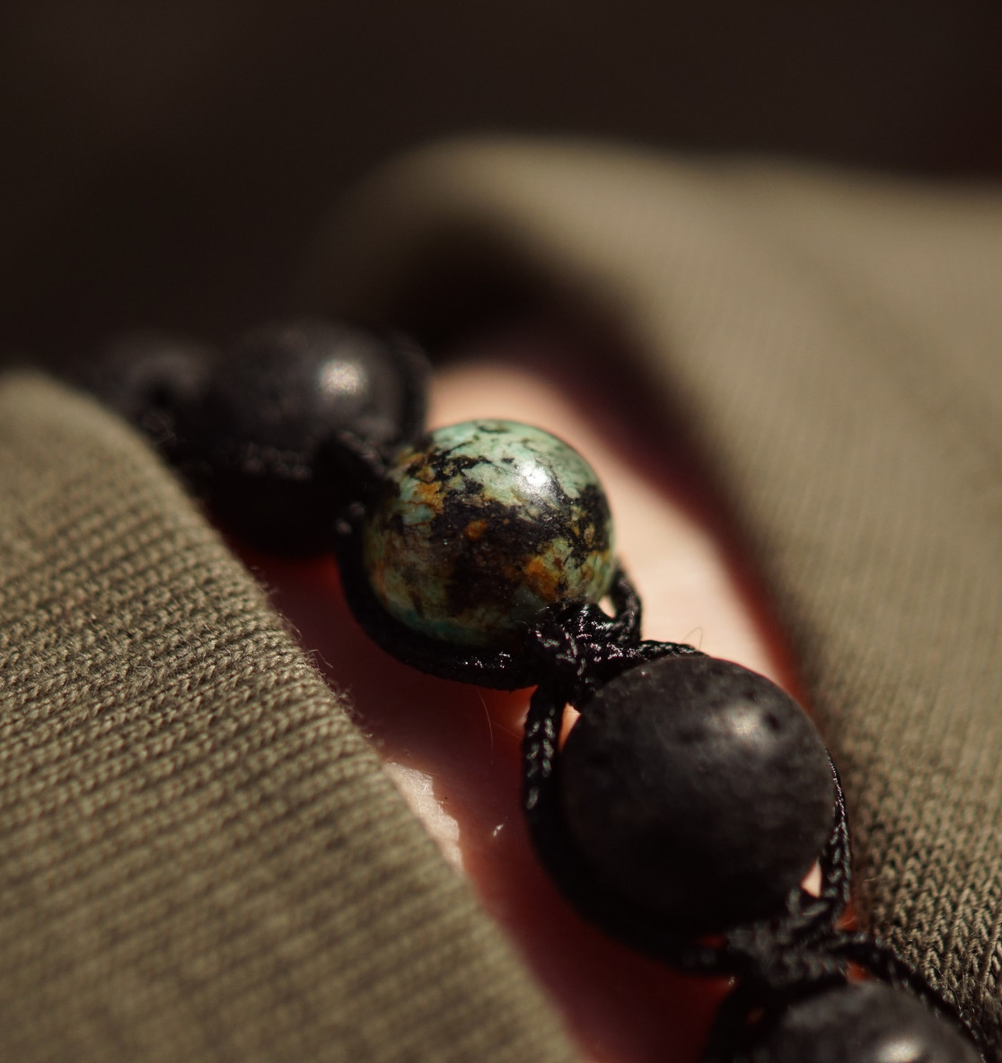 Das Evolution Lava Armband mit Türkis Perlen ist ein maritimes Armband fürs Reisen mit echten Türkis Edelsteinen. Tierschutz Armbänder und Meeresschutz Schmuck hier bestellen!