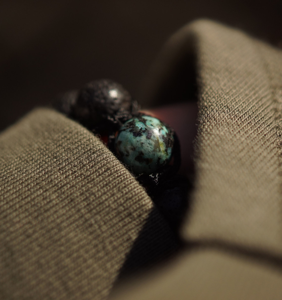 Das Evolution Lava Armband mit Türkis Perlen ist ein maritimes Armband fürs Reisen mit echten Türkis Edelsteinen. Tierschutz Armbänder und Meeresschutz Schmuck hier bestellen!