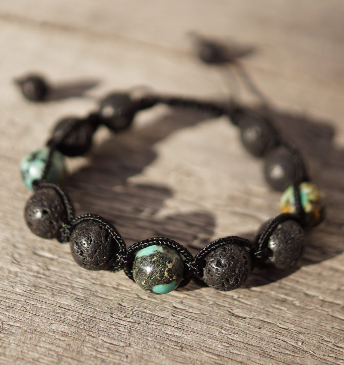 Das Evolution Lava Armband mit Türkis Perlen ist ein maritimes Armband fürs Reisen mit echten Türkis Edelsteinen. Tierschutz Armbänder und Meeresschutz Schmuck hier bestellen!