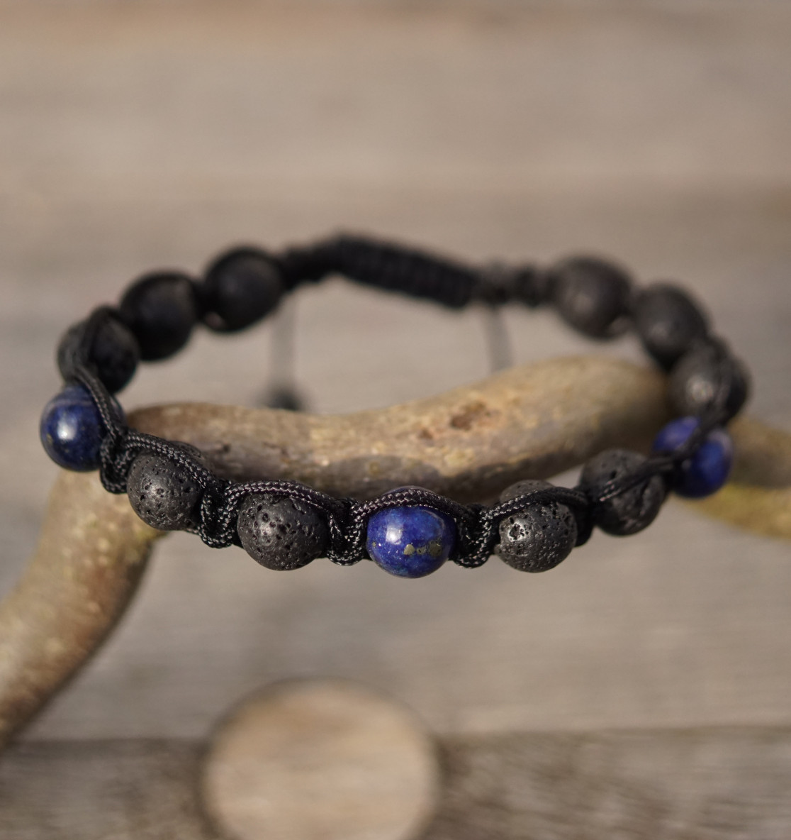 Das Lapislazuli Lava Armband ist ein maritimes Armband fürs Meer mit echten dunkelblauen Lapislazuli Edelsteinen. Maritime Armbänder und maritimen Schmuck als Meeresschutzarmband!