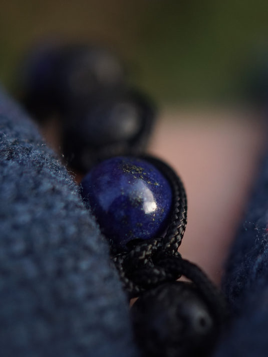 Das Lapislazuli Lava Armband ist ein maritimes Armband fürs Meer mit echten dunkelblauen Lapislazuli Edelsteinen. Maritime Armbänder und maritimen Schmuck als Meeresschutzarmband!
