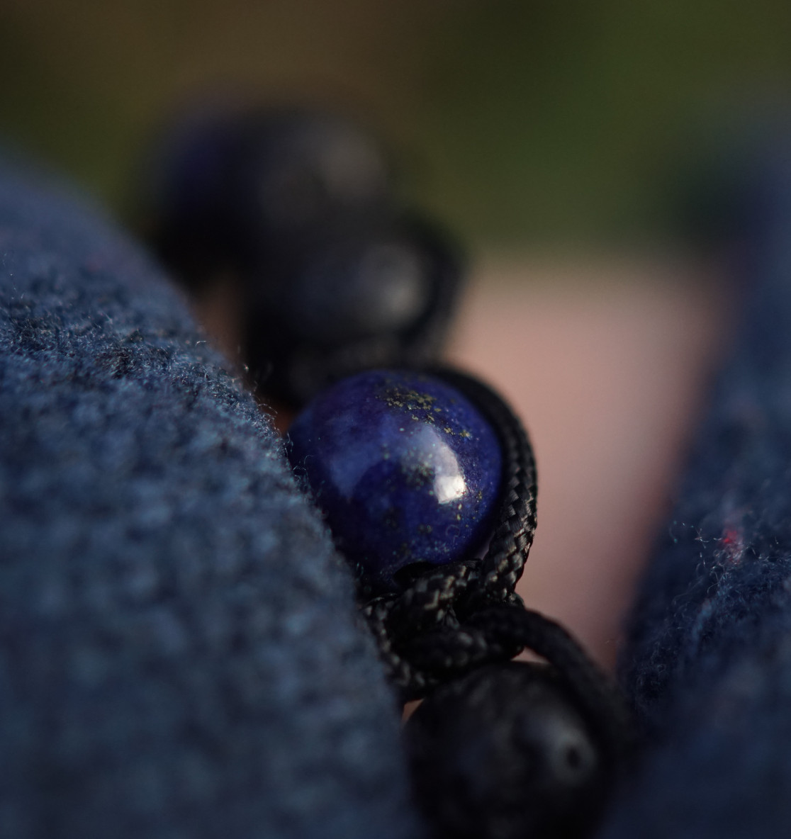 Das Lapislazuli Lava Armband ist ein maritimes Armband fürs Meer mit echten dunkelblauen Lapislazuli Edelsteinen. Maritime Armbänder und maritimen Schmuck als Meeresschutzarmband!