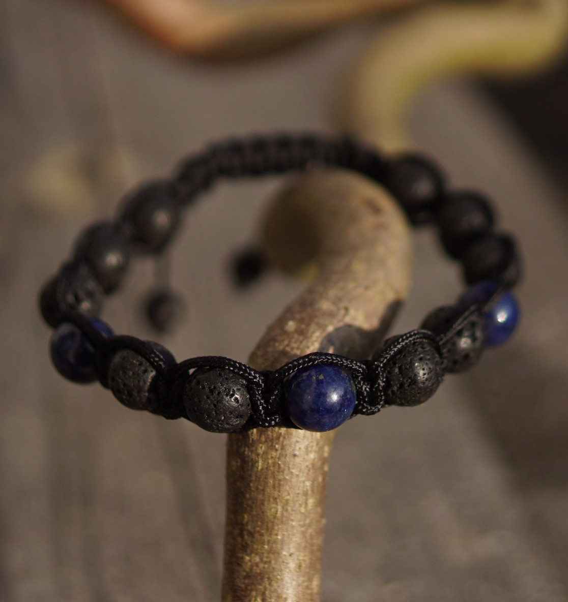Das Lapislazuli Lava Armband ist ein maritimes Armband fürs Meer mit echten dunkelblauen Lapislazuli Edelsteinen. Maritime Armbänder und maritimen Schmuck als Meeresschutzarmband!