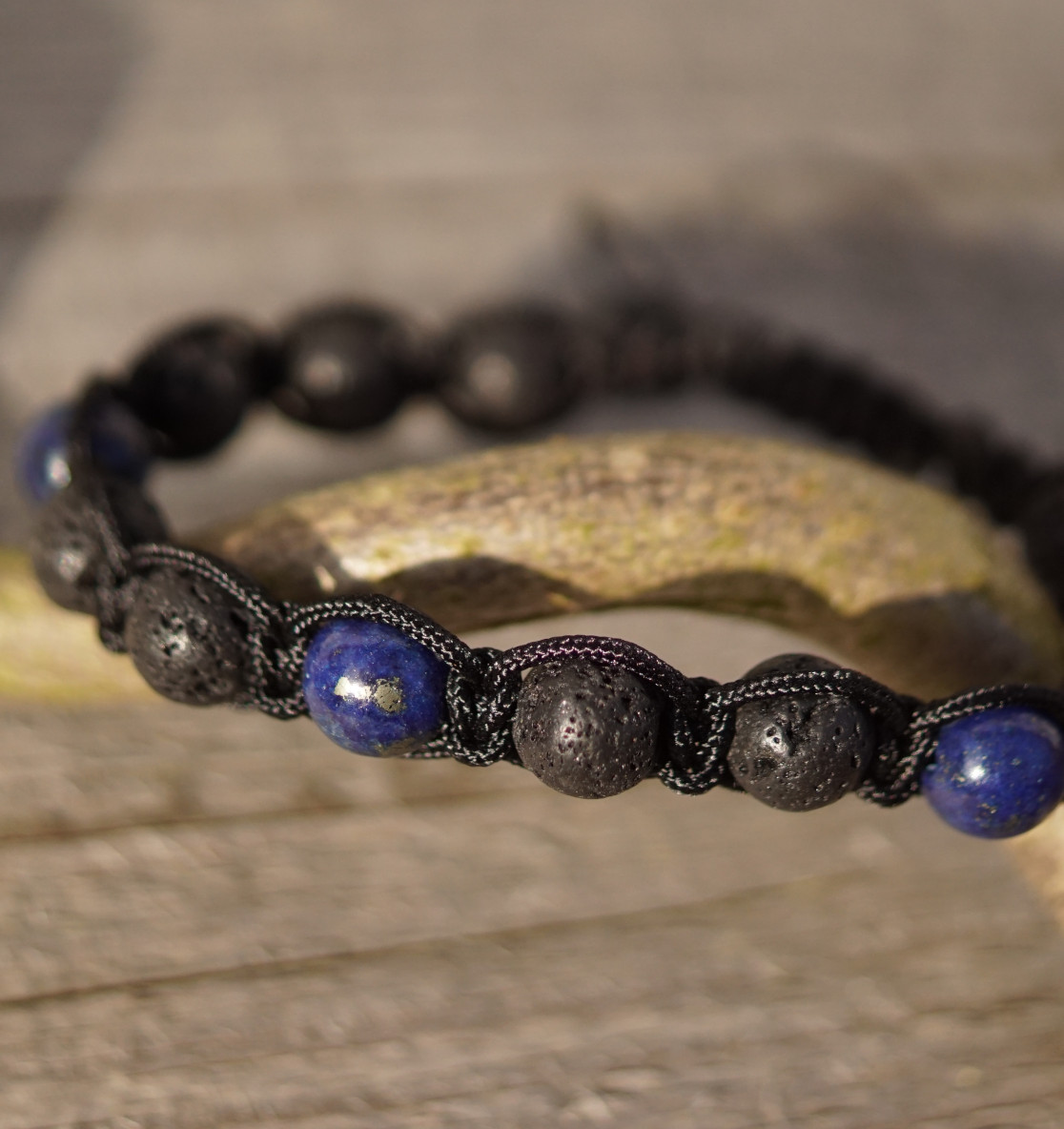 Das Lapislazuli Lava Armband ist ein maritimes Armband fürs Meer mit echten dunkelblauen Lapislazuli Edelsteinen. Maritime Armbänder und maritimen Schmuck als Meeresschutzarmband!