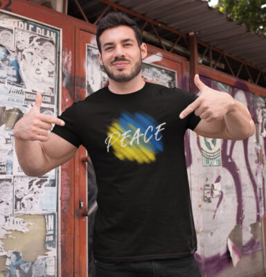 Schwarzes T-Shirt mit Peace Ukraine Aufdruck. Der Gewinn wird zu 100% gespendet!
