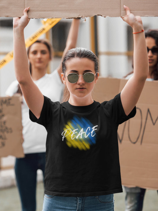 Peace Ukraine Damen T-Shirt mit Aufdruck zur Unterstützung ukrainischer Flüchtlinge.