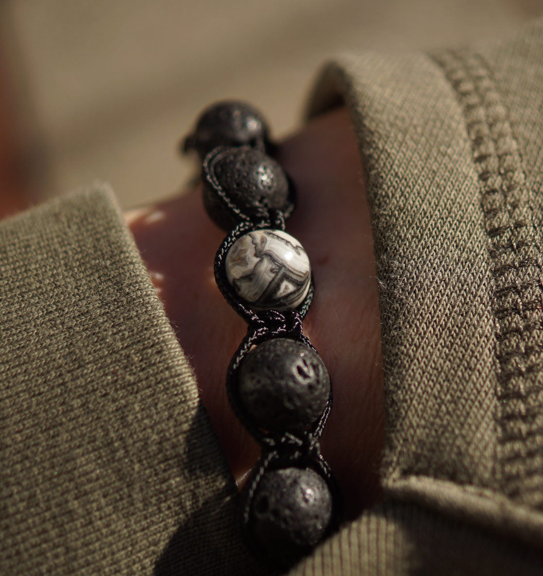 Das Picasso Jaspis Armband fürs Meer mit Picasso Jaspis Perlen und Lavasteinen ist ein maritimes Armband fürs Meer und die Küste. Shamballa Armbänder und Meeresschutz Armbänder hier bestellen!