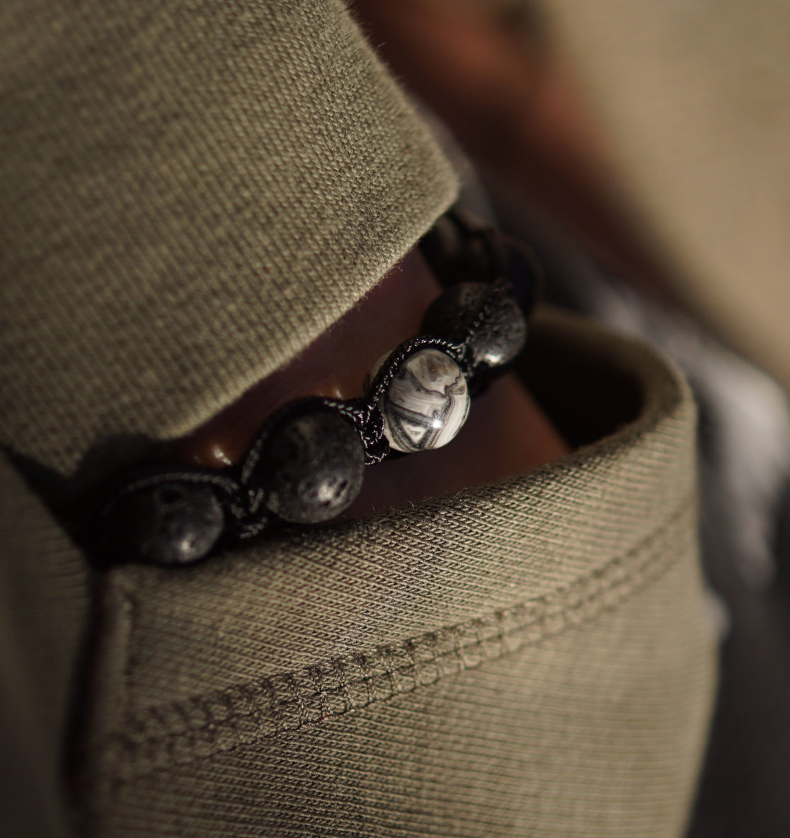 Das Picasso Jaspis Armband fürs Meer mit Picasso Jaspis Perlen und Lavasteinen ist ein maritimes Armband fürs Meer und die Küste. Shamballa Armbänder und Meeresschutz Armbänder hier bestellen!