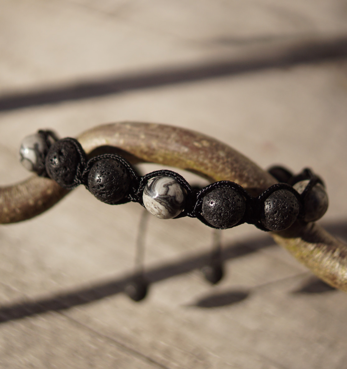 Das Picasso Jaspis Armband fürs Meer mit Picasso Jaspis Perlen und Lavasteinen ist ein maritimes Armband fürs Meer und die Küste. Shamballa Armbänder und Meeresschutz Armbänder hier bestellen!