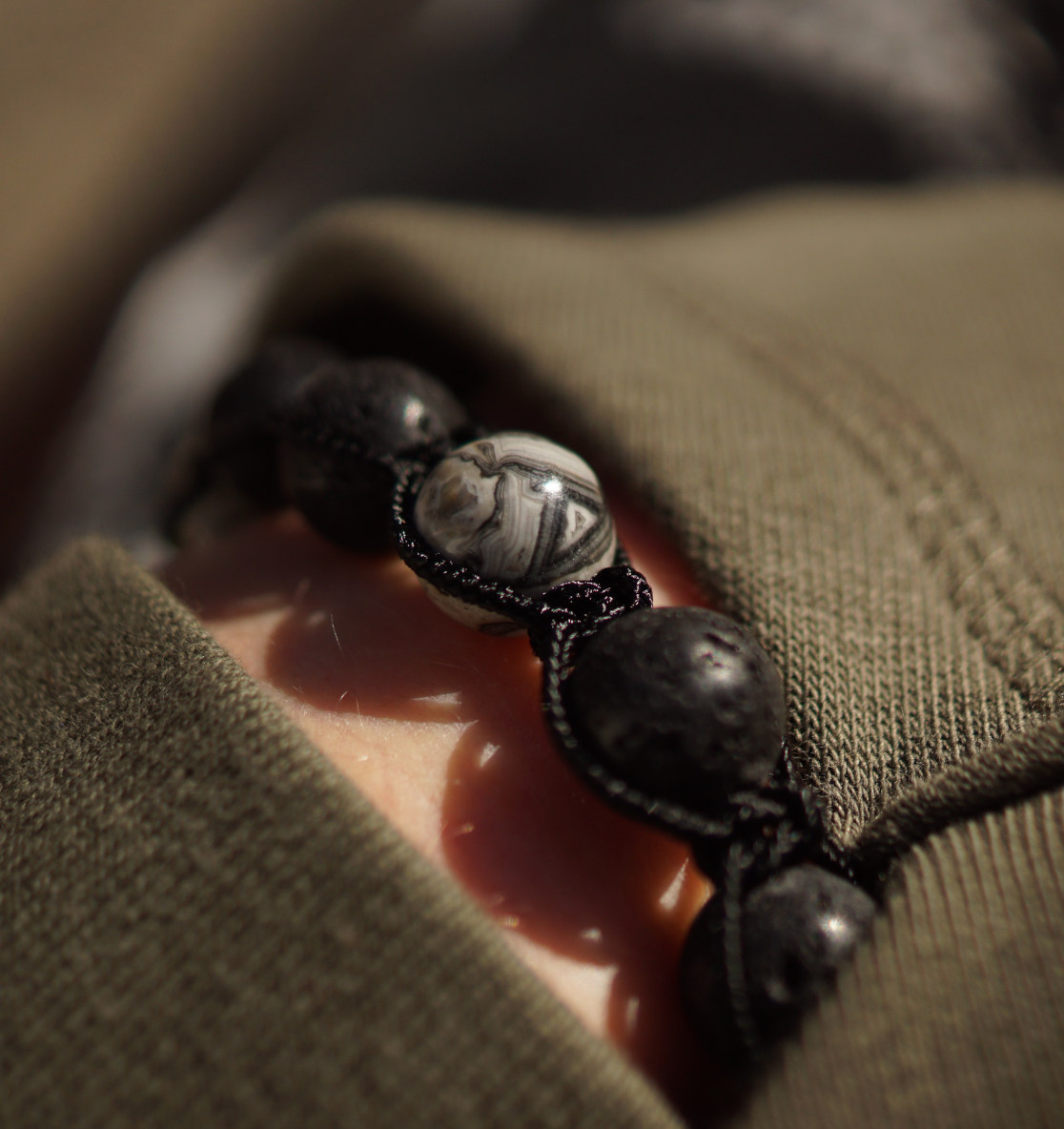 Das Picasso Jaspis Armband fürs Meer mit Picasso Jaspis Perlen und Lavasteinen ist ein maritimes Armband fürs Meer und die Küste. Shamballa Armbänder und Meeresschutz Armbänder hier bestellen!