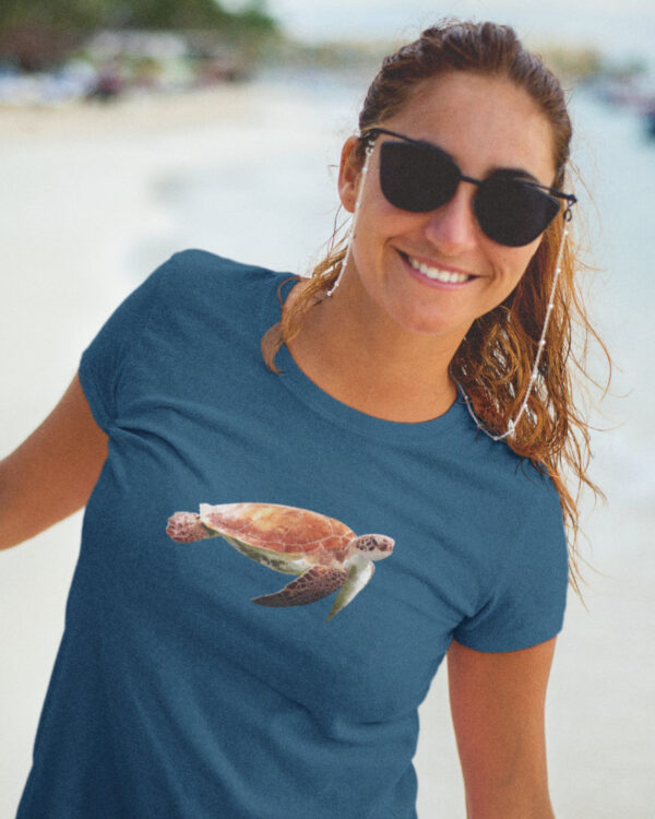 T-Shirt mit einer Wasserschildkröte als Motiv für Damen. Schildkröten T-Shirt hier bestellen.