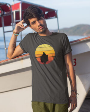 Das besondere Motiv eines Bootes vor einem herrlichen Sonnenuntergang - das Sunset Boat T-Shirt zeigt genau das.