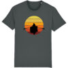 T-Shirt für Bootsliebhaber - das Motiv eines Bootes vor einem Sonnenuntergang.