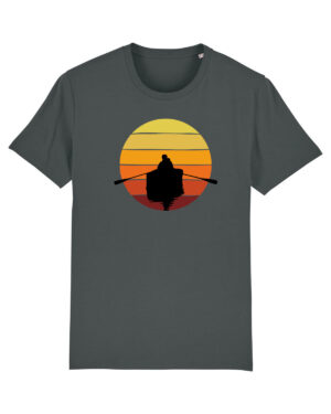 T-Shirt für Bootsliebhaber - das Motiv eines Bootes vor einem Sonnenuntergang.