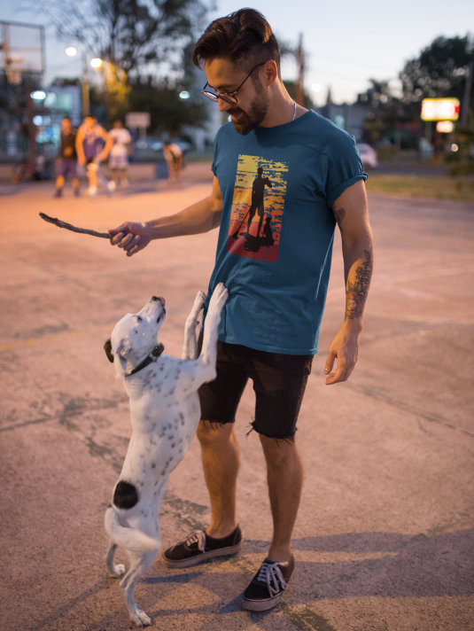 Stand-Up-Paddling mit Hund. Das bedruckte T-Shirt als Geschenk für alle SUP Freunde.