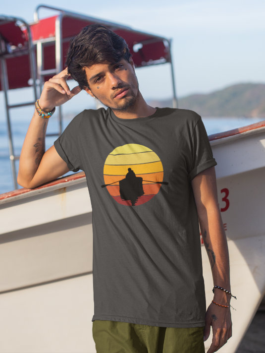 Das Sunset Boat T-Shirt mit Boot am Meer.