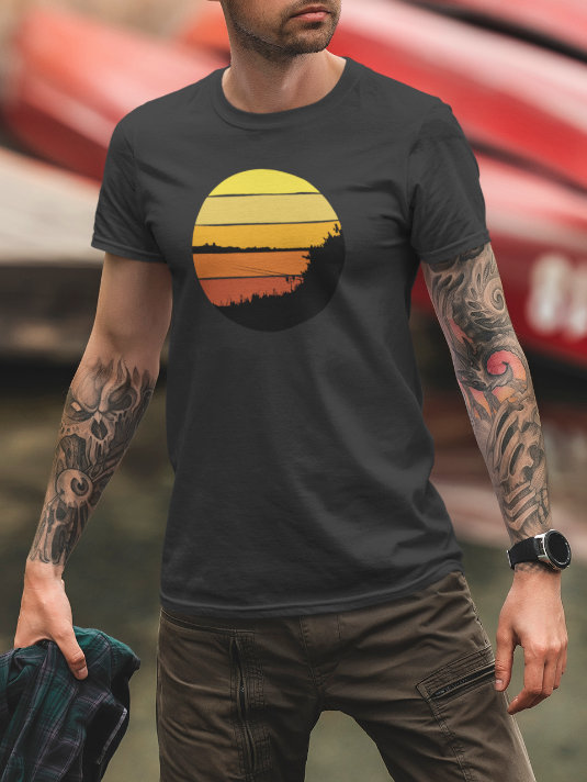 T-Shirt für Karpfenangler mit dem besonderen Motiv eines Sonnenuntergangs.