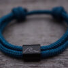 Blaues Wave Wellen Armband aus graviertem Edelstahl und Segeltau. Ein besonderes Meeresschutz Armband, auch perfekt als Suferarmband oder als maritimes Geschenk.