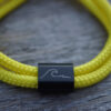 Wave Wellen Armband aus graviertem Edelstahl und gelben Segeltau. Ein besonderes Meeresschutz Armband, auch perfekt als Suferarmband oder als maritimes Geschenk.