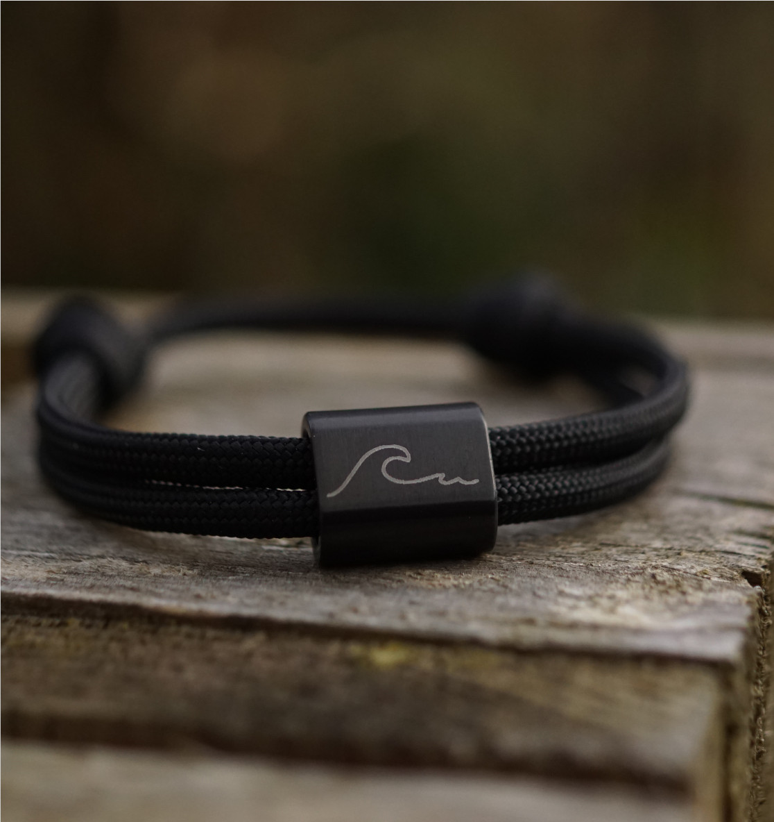 Wave Wellen Armband aus graviertem Edelstahl und schwarzem Segeltau. Ein besonderes Meeresschutz Armband, auch perfekt als Suferarmband oder als maritimes Geschenk.