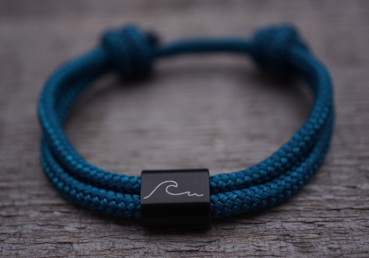 Blaues Wave Wellen Armband aus graviertem Edelstahl und Segeltau. Ein besonderes Meeresschutz Armband, auch perfekt als Suferarmband oder als maritimes Geschenk.