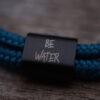 Wave Wellen Armband aus beidseitig graviertem Edelstahl und Segeltau. Ein besonderes Meeresschutz Armband, auch perfekt als Suferarmband oder als maritimes Geschenk.