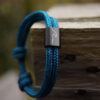 Wave Wellen Armband aus graviertem Edelstahl und Segeltau. Ein besonderes Meeresschutz Armband, auch perfekt als Suferarmband oder als maritimes Geschenk.