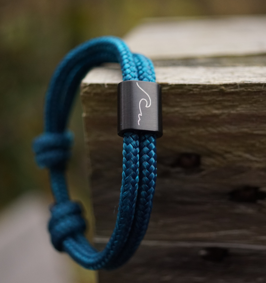 Wave Wellen Armband aus graviertem Edelstahl und Segeltau. Ein besonderes Meeresschutz Armband, auch perfekt als Suferarmband oder als maritimes Geschenk.