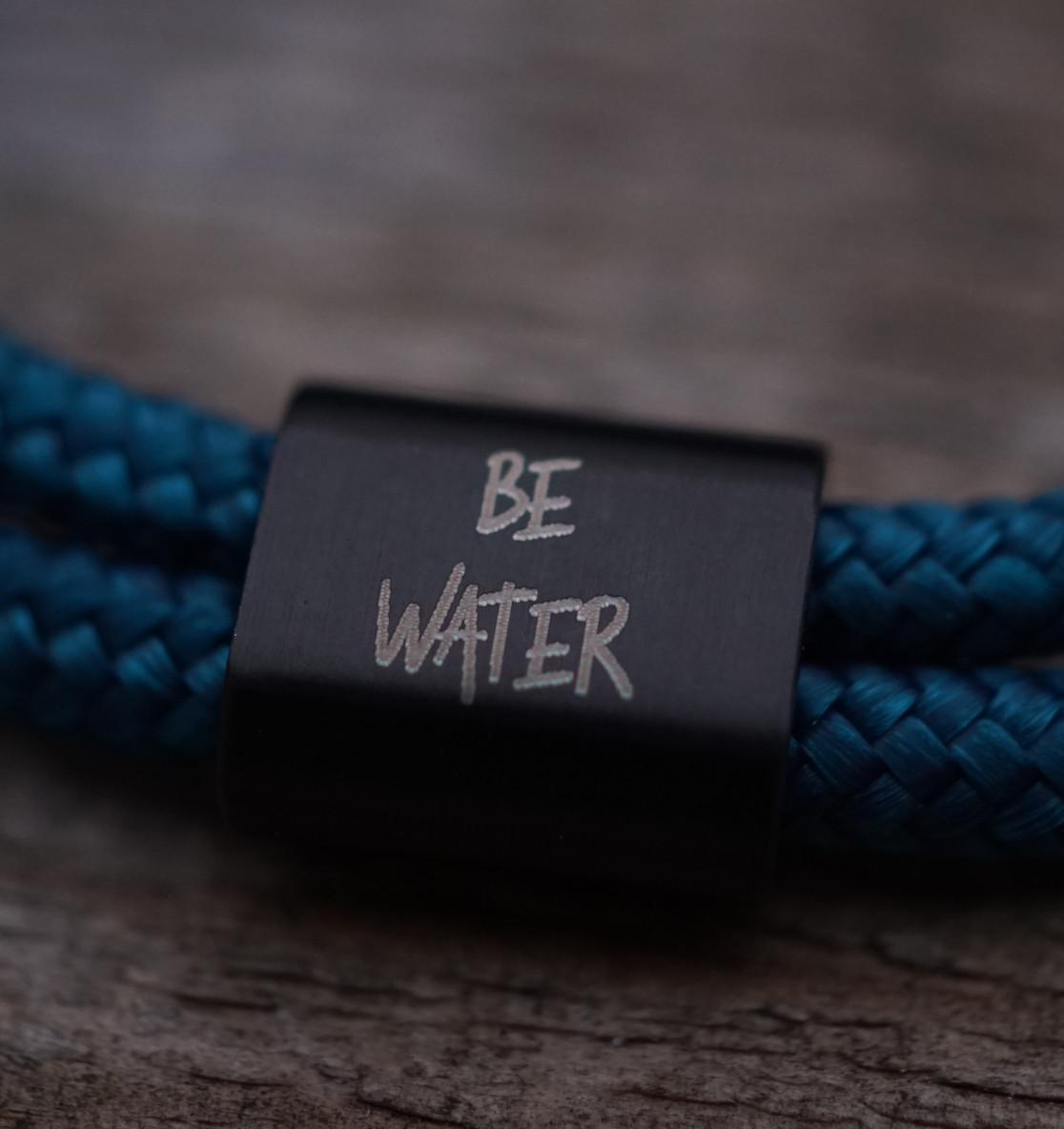 Wave Wellen Armband aus beidseitig graviertem Edelstahl und Segeltau. Ein besonderes Meeresschutz Armband, auch perfekt als Suferarmband oder als maritimes Geschenk.