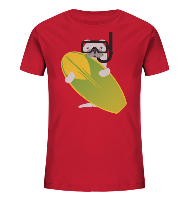 Bedrucktes Bio Surfer Kinder T-Shirt: das rote Surfender Seehund Kinder T-Shirt wird nachhaltig bedruckt. Ein nachhalitges Kinder T-Shirt mit Seehund Aufdruck.