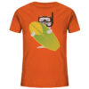 Bedrucktes Bio Surfer Kinder T-Shirt: das orange Surfender Seehund Kinder T-Shirt wird nachhaltig bedruckt. Ein tolles T-Shirt für Kinder.