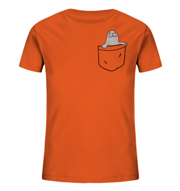 Bedrucktes Bio Kinder T-Shirt mit Seehund Motiv: das orange Seehund in Tasche Kinder T-Shirt wird nachhaltig bedruckt. Ein tolles T-Shirt - ideal als Geschenk für Kinder.