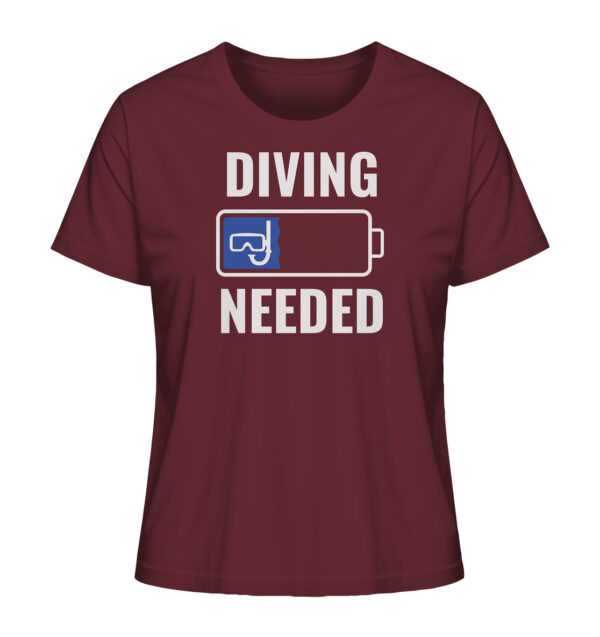 Burgundrotes lustiges Damen T-Shirt für Taucher mit diving needed Aufdruck. Damen Taucher T-Shirt - ein tolles Geschenk für Taucherinnen!