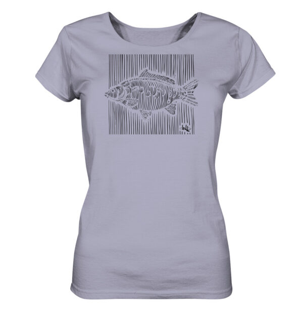 Lavendelfarbenes Carp Dimension T-Shirt für Anglerinnen aus bester Bio-Baumwolle nachhaltig bedruckt. Tolles Geschenk für Angler hier bestellen.