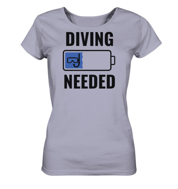 Lustiges lavendelfarbenes Damen T-Shirt für Taucher mit diving needed Aufdruck. Ein tolles Geschenk für Taucherinnen!