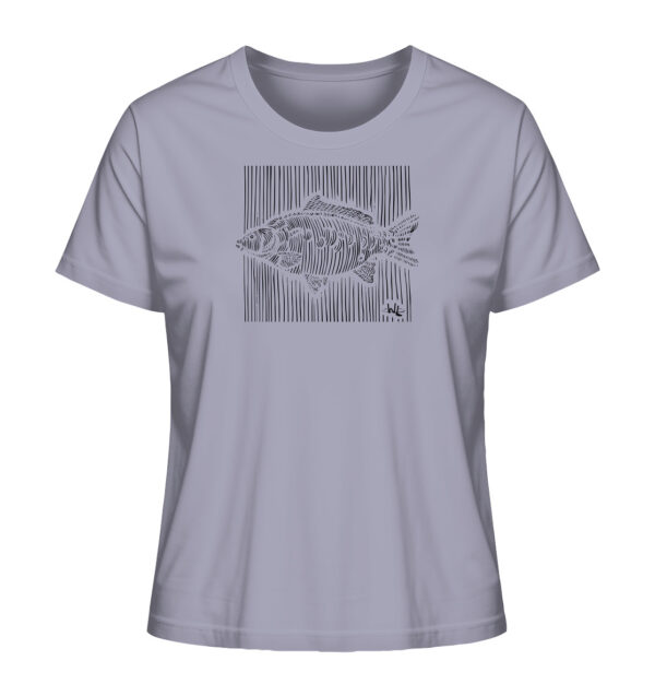 Lavendelfarbenes Carp Dimension T-Shirt für Anglerinnen aus bester Bio-Baumwolle nachhaltig bedruckt. Tolles Geschenk für Angler hier bestellen.