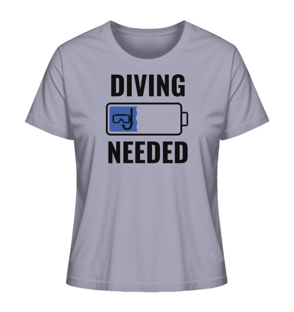 Lavendelfarbenes lustiges Damen T-Shirt für Taucher mit diving needed Aufdruck. Damen Taucher T-Shirt - ein tolles Geschenk für Taucherinnen!