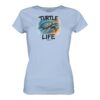 Ein maritimes Geschenk für alle die das Meer und die Natur lieben: Turtle Life Meeresschildkröte Damen T-Shirt für Meeresfreunde aus Bio-Baumwolle in hellblau. Ein Meeresschutz T-Shirt für Meeresschildkröten.