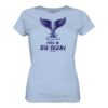 Free as the ocean Wal T-Shirt in hellblau aus bester Bio Baumwolle. Jedes verkaufte Damen Wal T-Shirt unterstützt Naturschutzprojekte. Besondere Wal Shirts für Walfreunde und für Walschützerinnen.