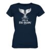 Free as the ocean Wal T-Shirt in navyblau aus bester Bio Baumwolle. Jedes verkaufte Damen Wal T-Shirt unterstützt Naturschutzprojekte. Besondere Wal Shirts für Walfreunde und für Walschützerinnen.