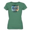 Ein maritimes Geschenk für alle die das Meer und die Natur lieben: Turtle Life Meeresschildkröte Damen T-Shirt für Meeresfreunde aus Bio-Baumwolle in grün. Ein Meeresschutz T-Shirt für Meeresschildkröten.